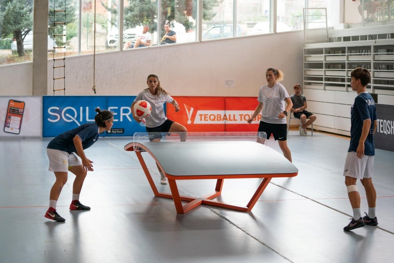A marosvásárhelyi Barabási Kinga és Dakó Katalin meg kellett elégedjen az ezüstéremmel •  Fotó: Facebook/Teqball Romania