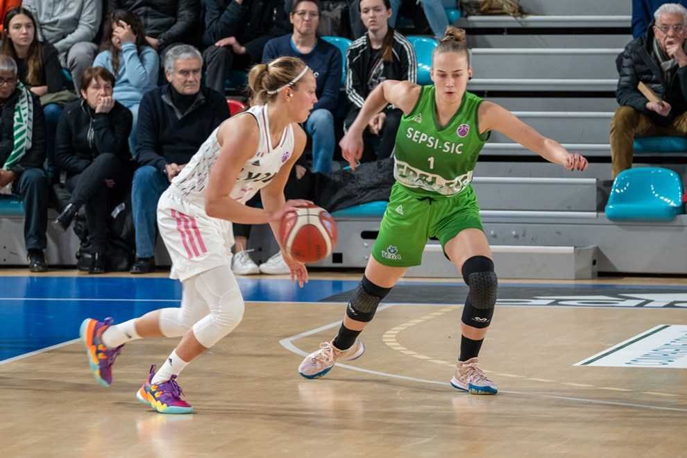 Gereben Lívia: esélyünk van nemcsak a győzelemre, hanem, hogy a tizenöt pontot le is tudjuk dolgozni •  Fotó: FIBA