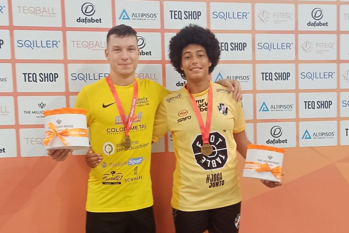 Györgydeák Apor és Viana Mendes a bronzéremmel a nyakukban •  Fotó: Facebook/Góbék Teqball Team