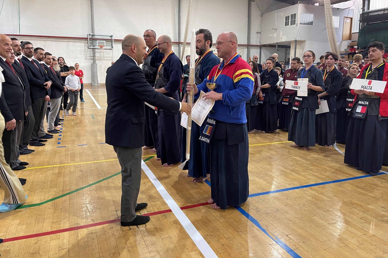 Filippi Cristian (Olaszország) díjazza Sántha Szabolcsot a 40 felettiek kategóriájában elért első helyért. •  Fotó: Kashi Kendo