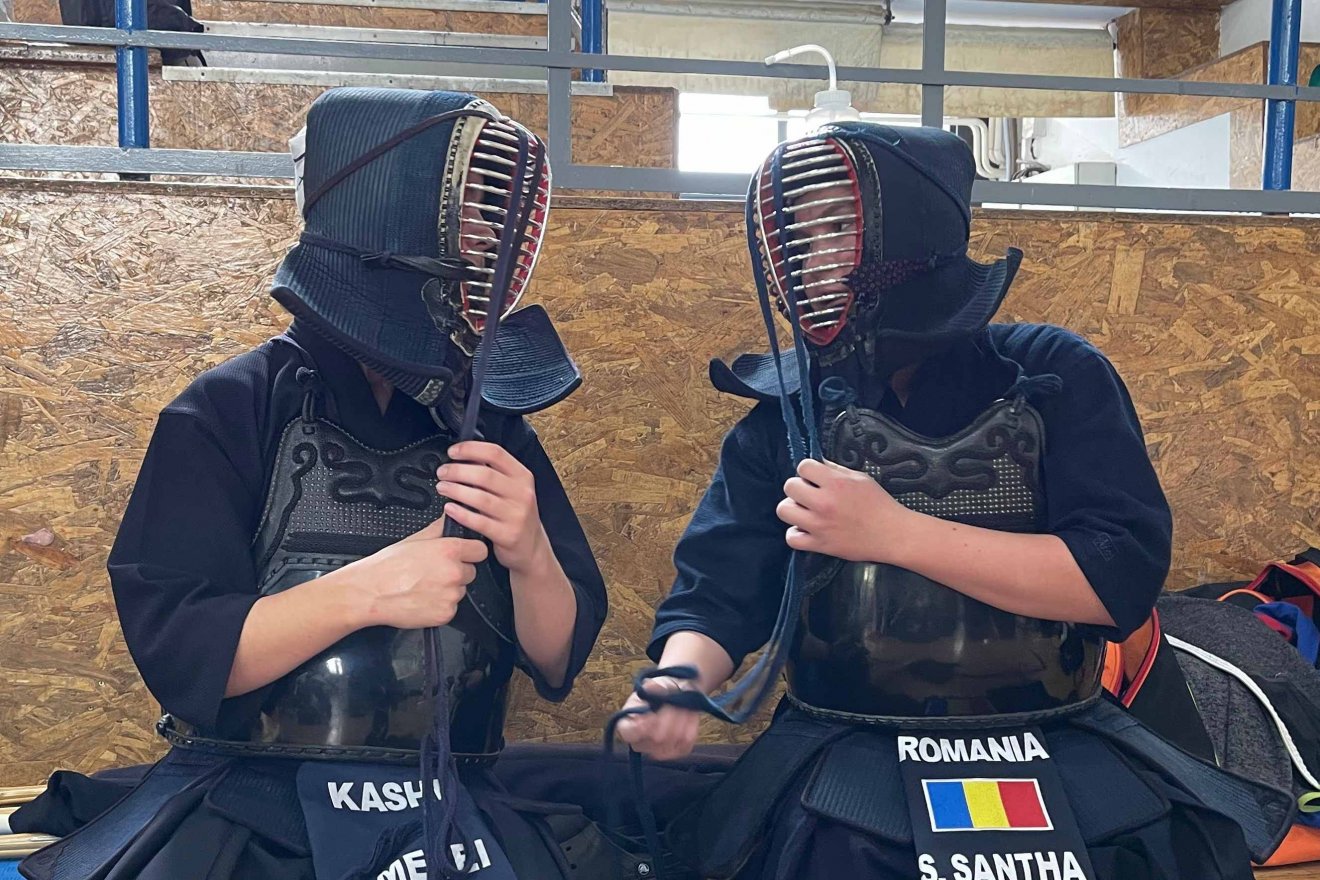 Mezei Péter és Sántha Aba solt a junior B döntő után. •  Fotó: Kashi Kendo