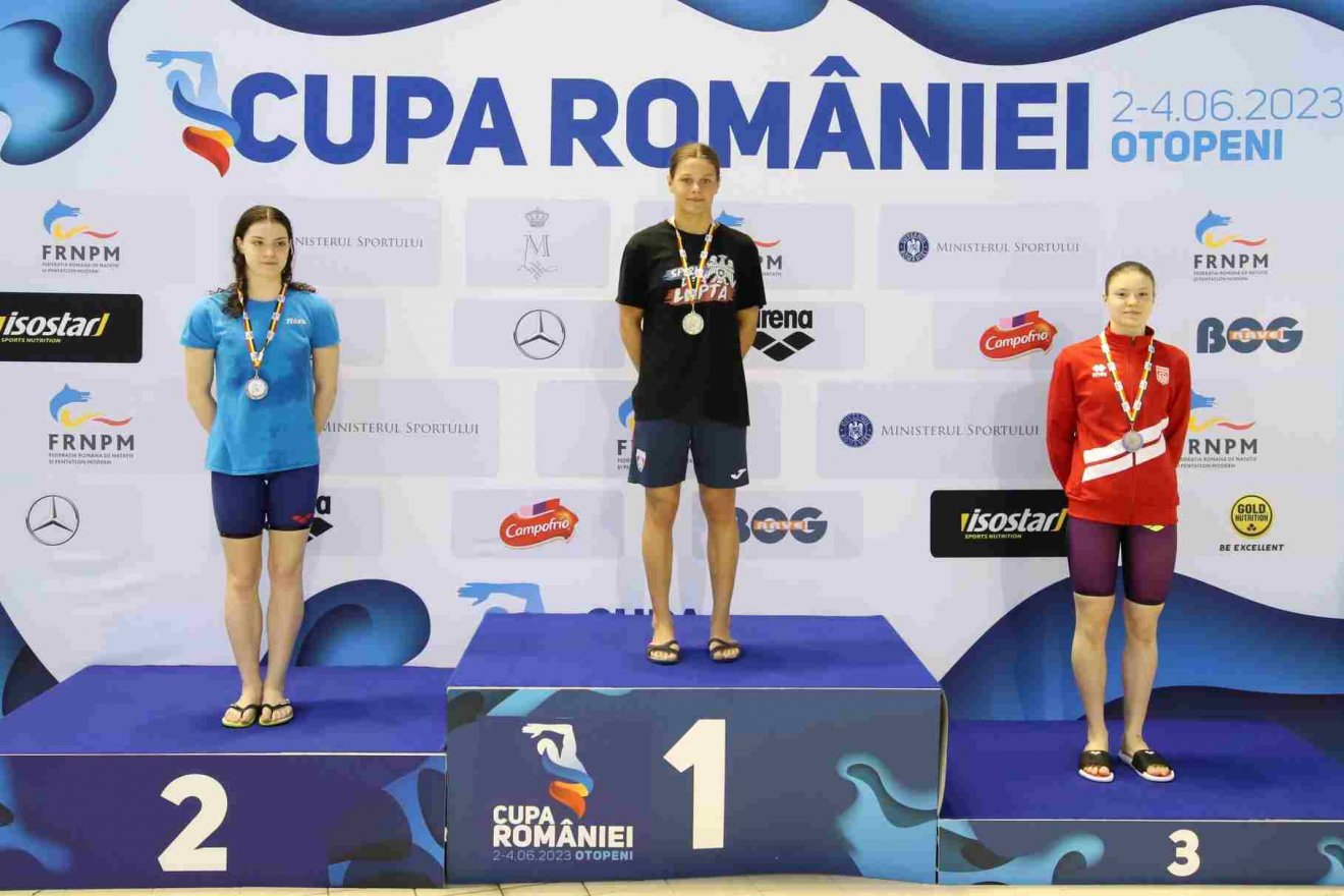 Sántha Nóra (a dobogó második fokán) kiemelkedően teljesített, összesen hét érmet nyert •  Fotó: Facebook/Román Úszó Szövetség, FRNPM
