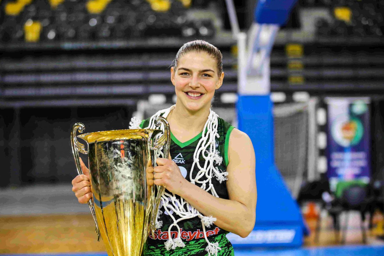 A mérkőzés vége felé lesérült dán Maria Jespersen volt a döntő legjobbja •  Fotó: Miska Brigitta