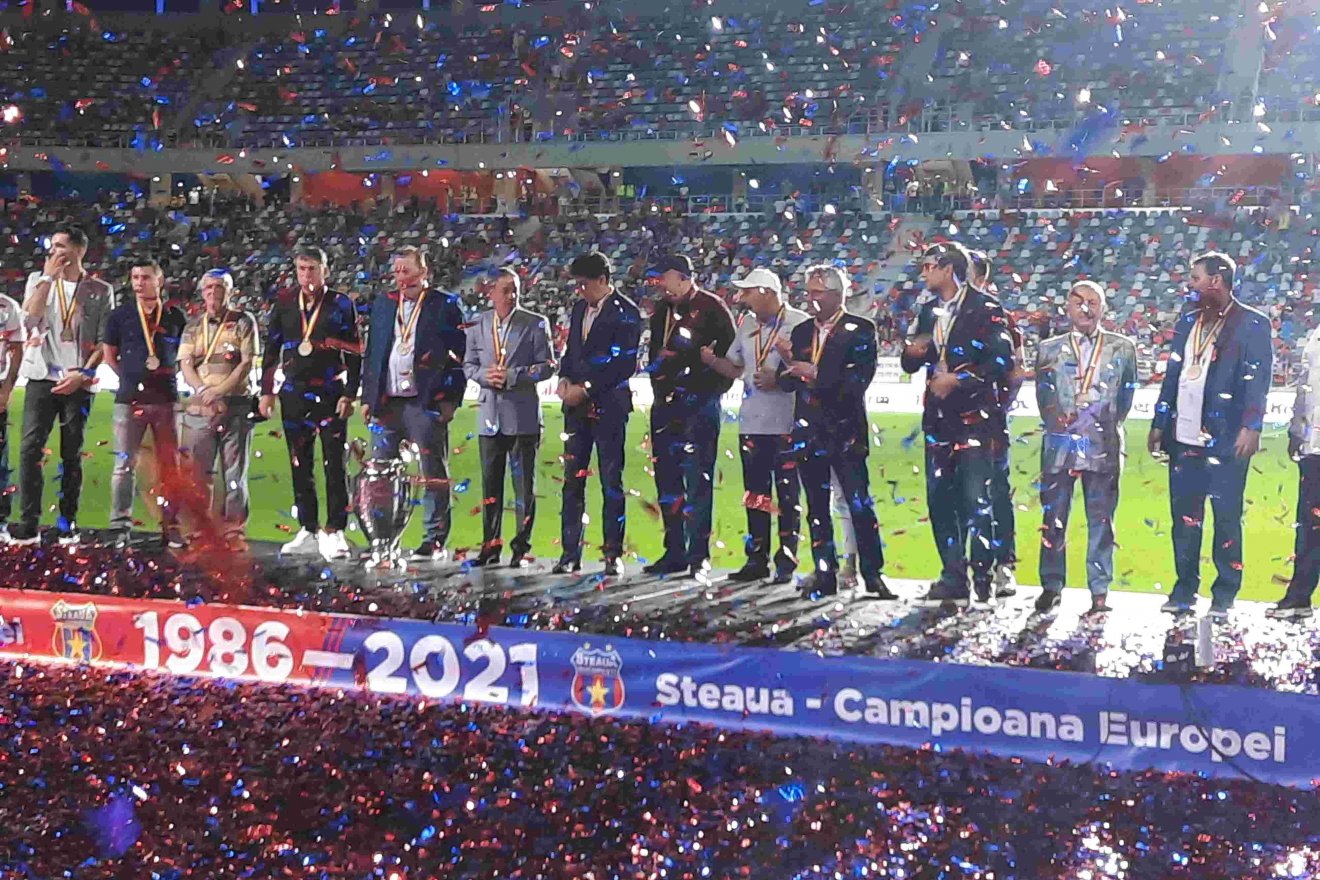 A BEK-győztes csapat a győzelem 35. évfordulóján a felújított Steaua Stadionban •  Fotó: Forrás: Szabó Attila