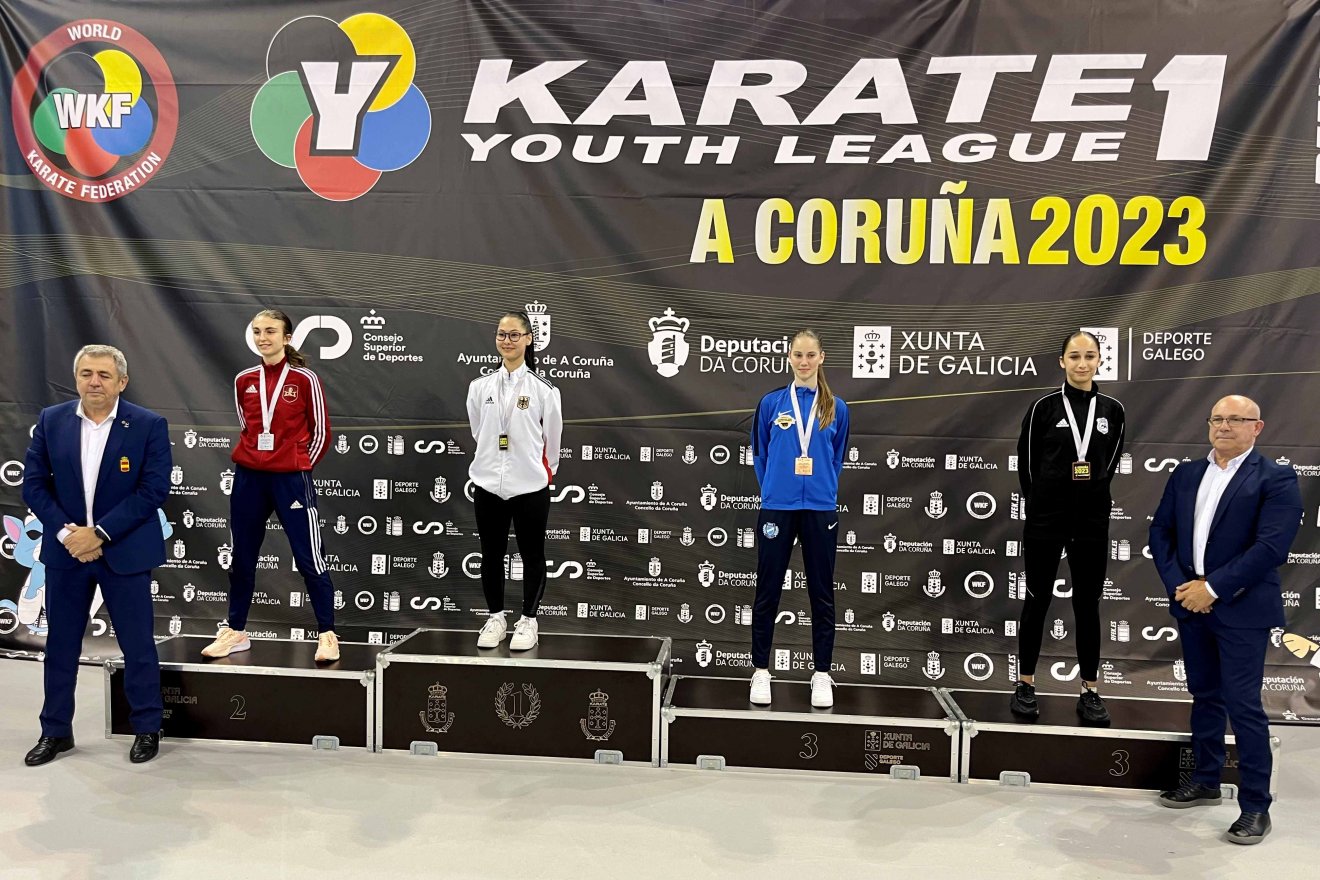 A dobogó harmadik fokán a sepsiszentgyörgyi klub karatésa •  Fotó: Sport-All Sportklub