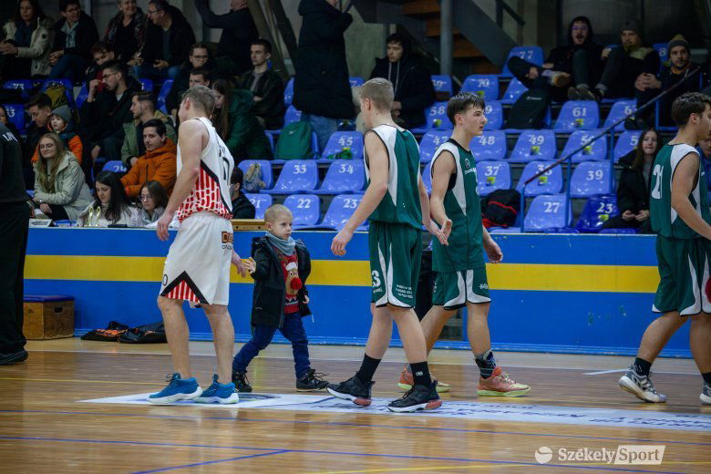 Diákok és öregfiúk egymás között a hagyományos kosárlabdatornán