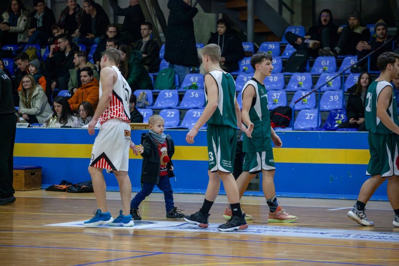 Diákok és öregfiúk egymás között a hagyományos kosárlabdatornán