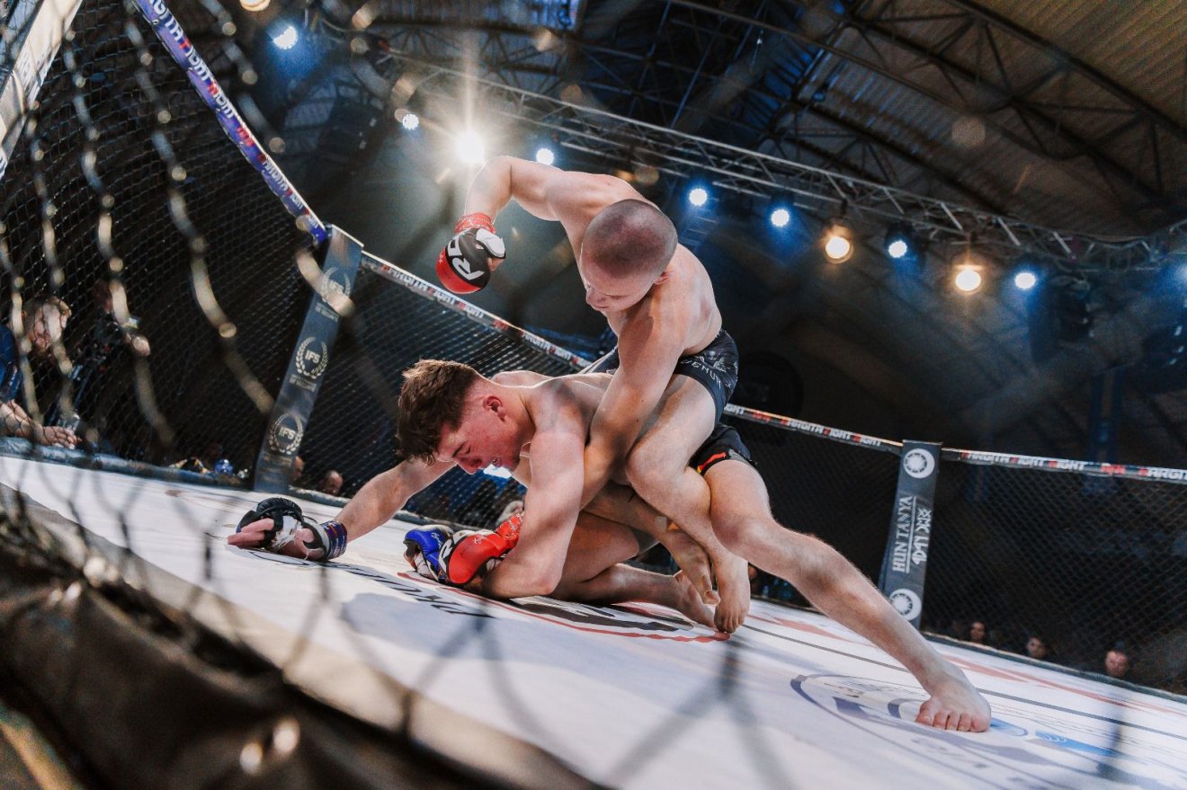Toró Ákos kerekedett felül ellenfelén •  Fotó: Hargita Fight Night/Gergely Ákos