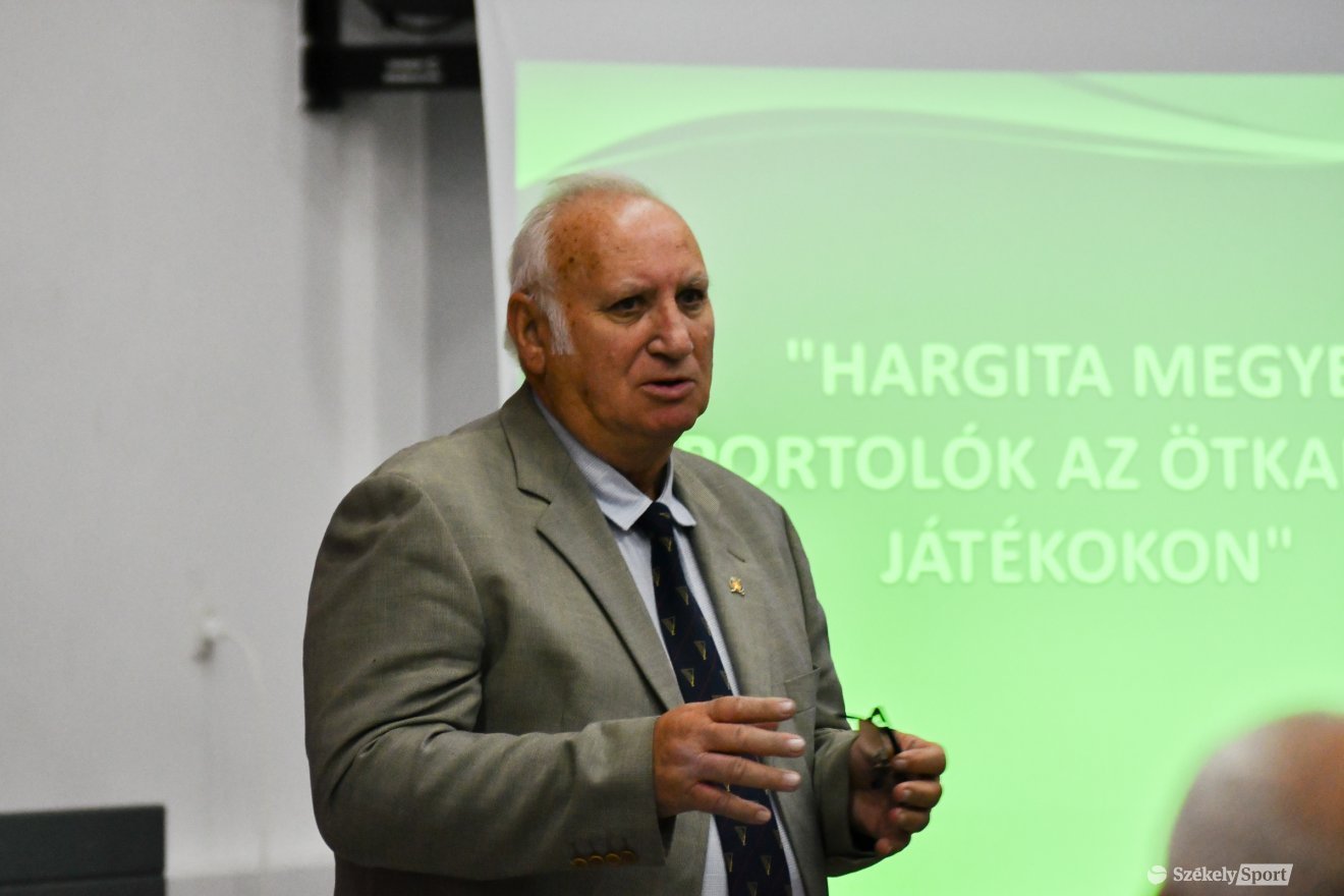 Csíki András, a Hargita Megyei Sportigazgatóság nyugalmazott vezetője a Hargita megyei olimpikonokról beszélt •  Fotó: László Ildikó