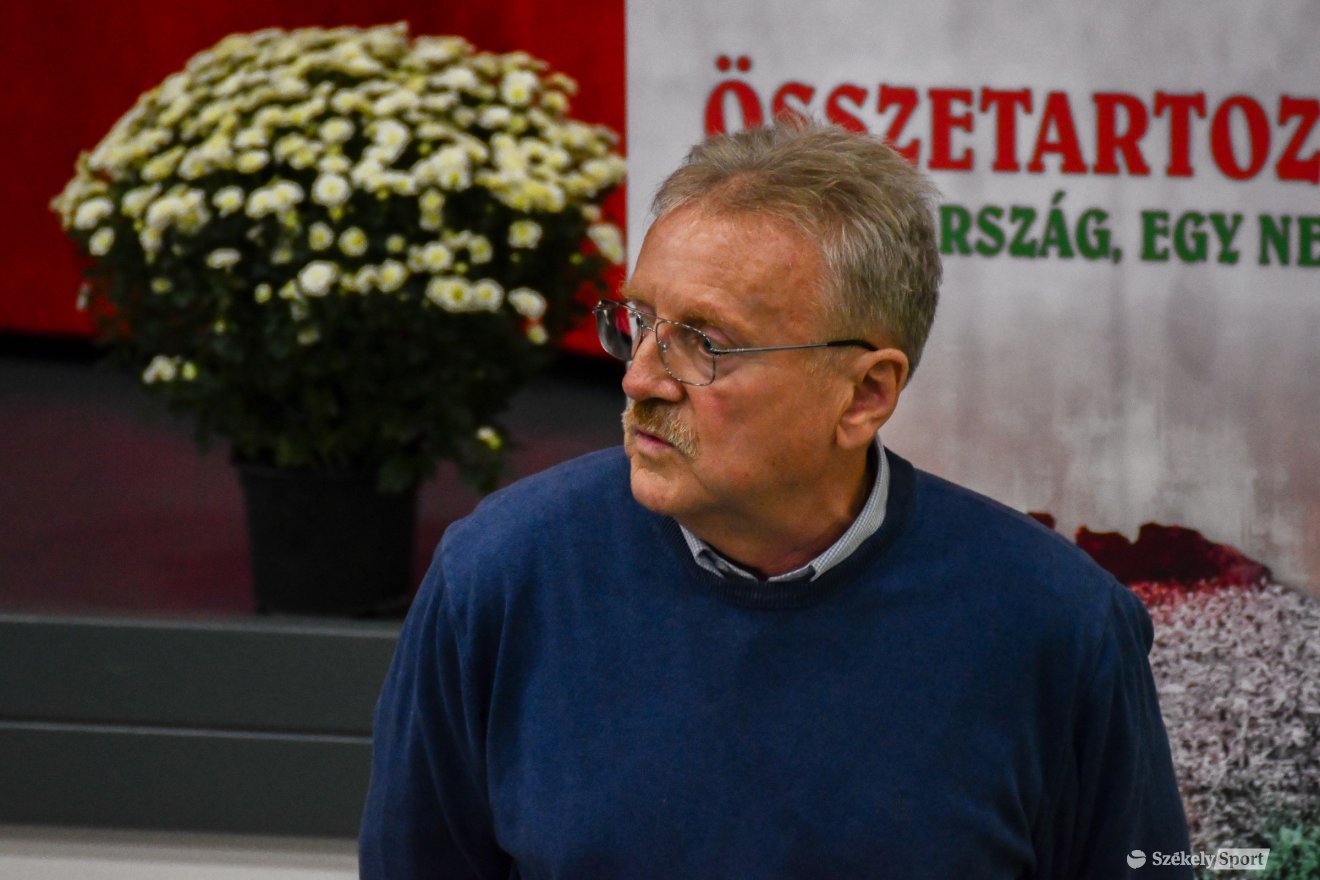 A székelyudvarhelyi Balázs Árpád író, újságíró éveken át kutatta, kereste az olimpiai bajnokról megjelenő cikkeket •  Fotó: László Ildikó