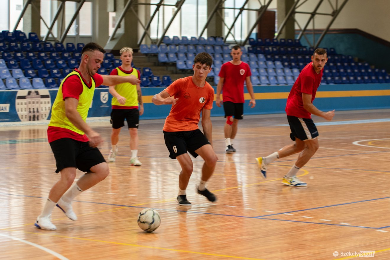 Az első edzőmeccseit játssza a futsalcsapat •  Fotó: László Ildikó