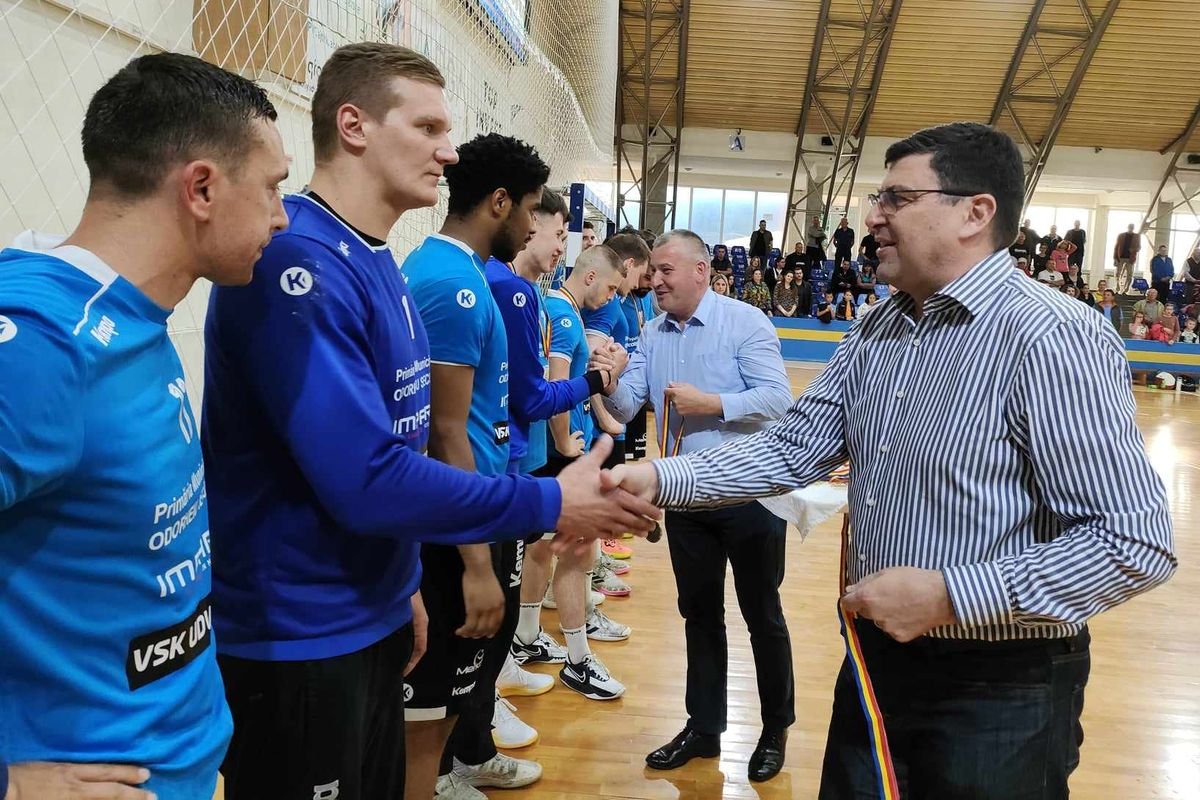 Sorin Dinu adta át a bajnoknak járó érmeket •  Fotó: Józsa Csongor