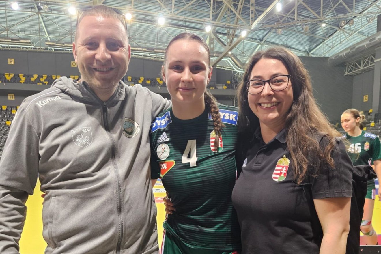 Mihály Hanna, a magyar U17-es válogatott tagjaként a sepsiszentgyörgyi Kárpátok Kupáján Mester Zsolt és Sándor Alíz edzők társaságában •  Fotó: Hargita KK