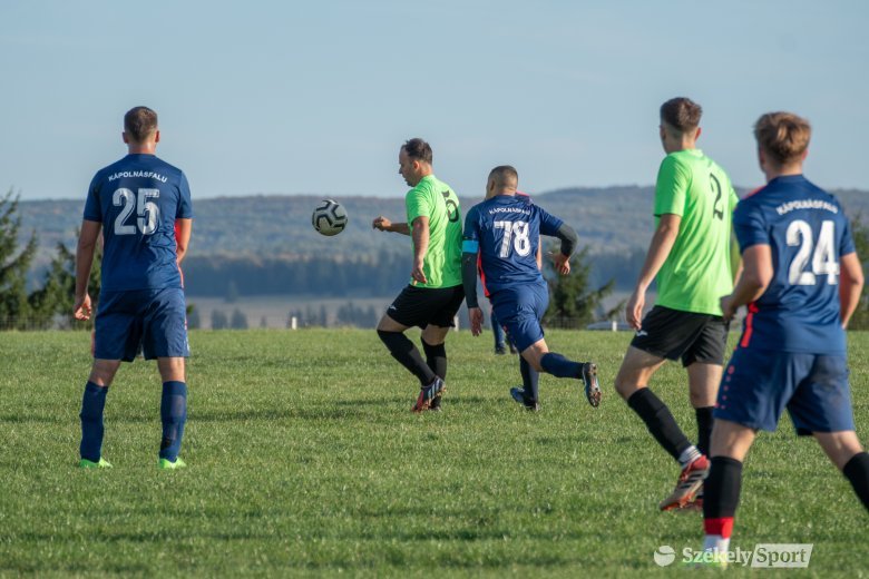 Megszorította a játékvezető kezét, tíz meccsre eltiltották a kápolnási játékost