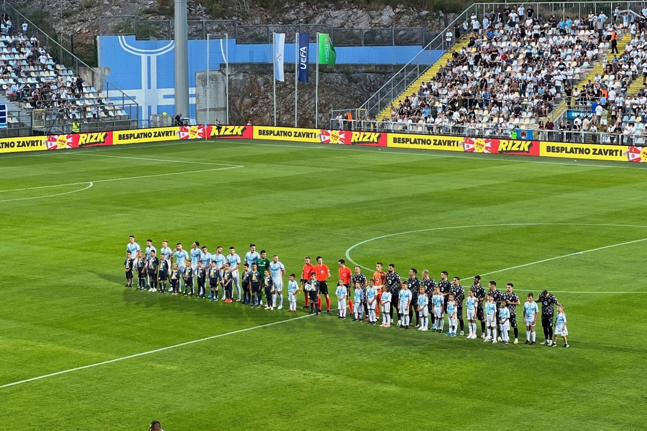 Idegengyűlölet. A horvát szurkolók minősíthetetlen hangnemet ütöttek meg a vajdahunyadiak elleni meccsen •  Fotó: Facebook/NK Rijeka