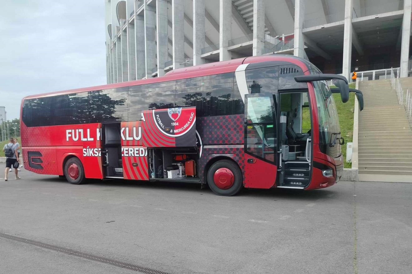 Megérkezett az FK Csíkszereda csapatbusza a helyszínre •  Fotó: Dobos László
