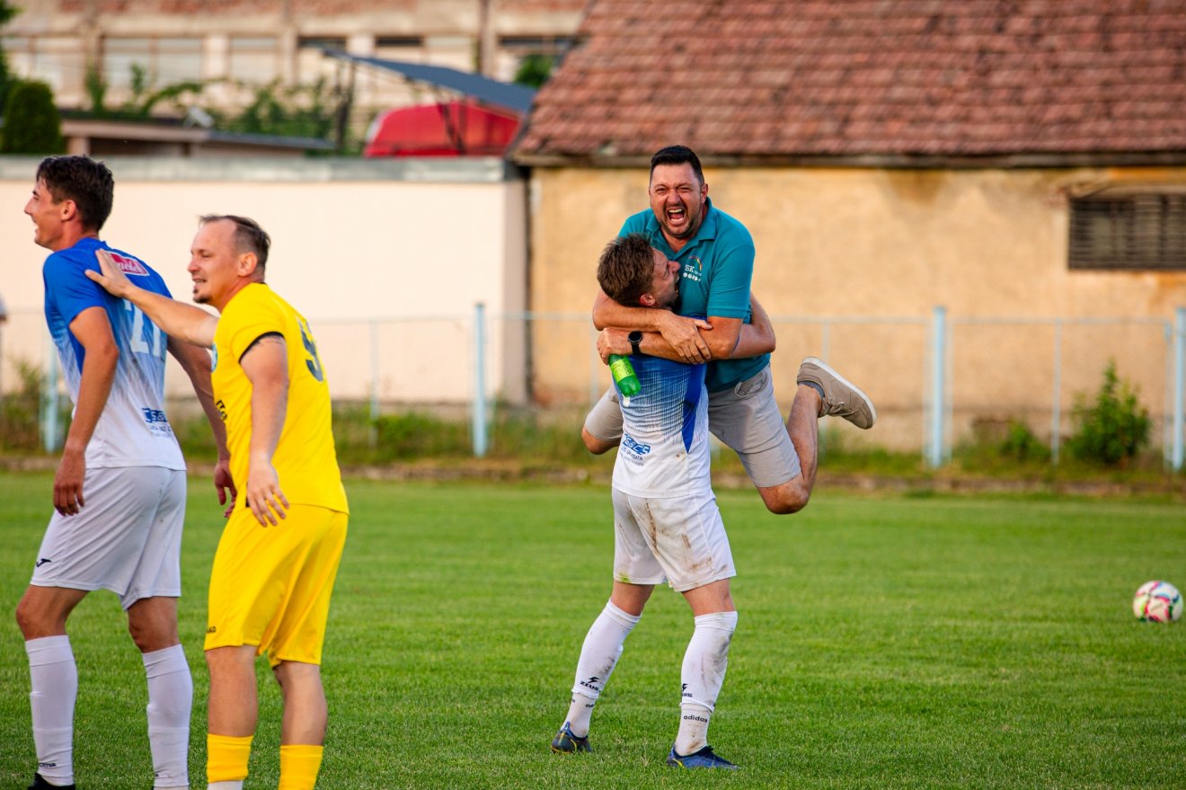 Gyergyói öröm a lefújást követően, irány a 3. Liga! •  Fotó: Leopold Tamás