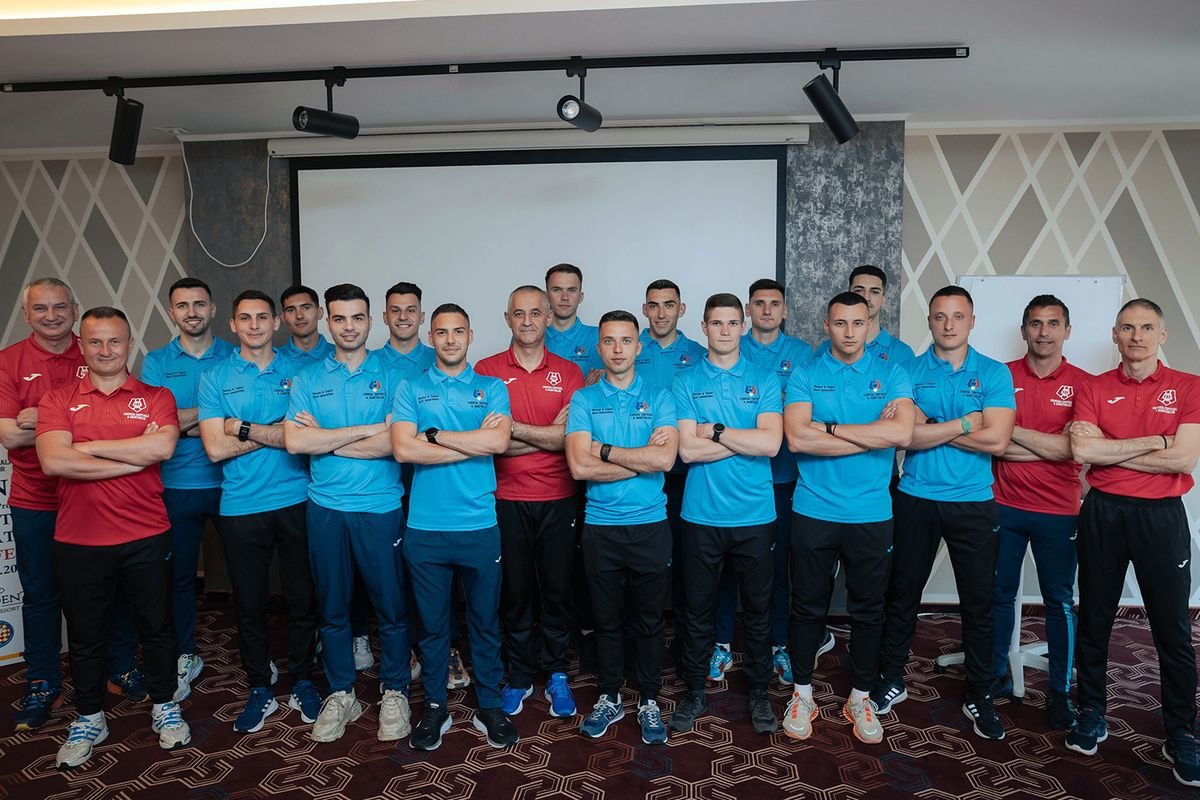 A Next Generation program résztvevőei, középen, az első sorban Feleki Gellért •  Fotó: frf.ro