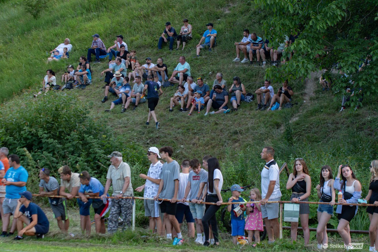 Rengeteg szurkoló volt kíváncsi a döntőre •  Fotó: László Ildikó