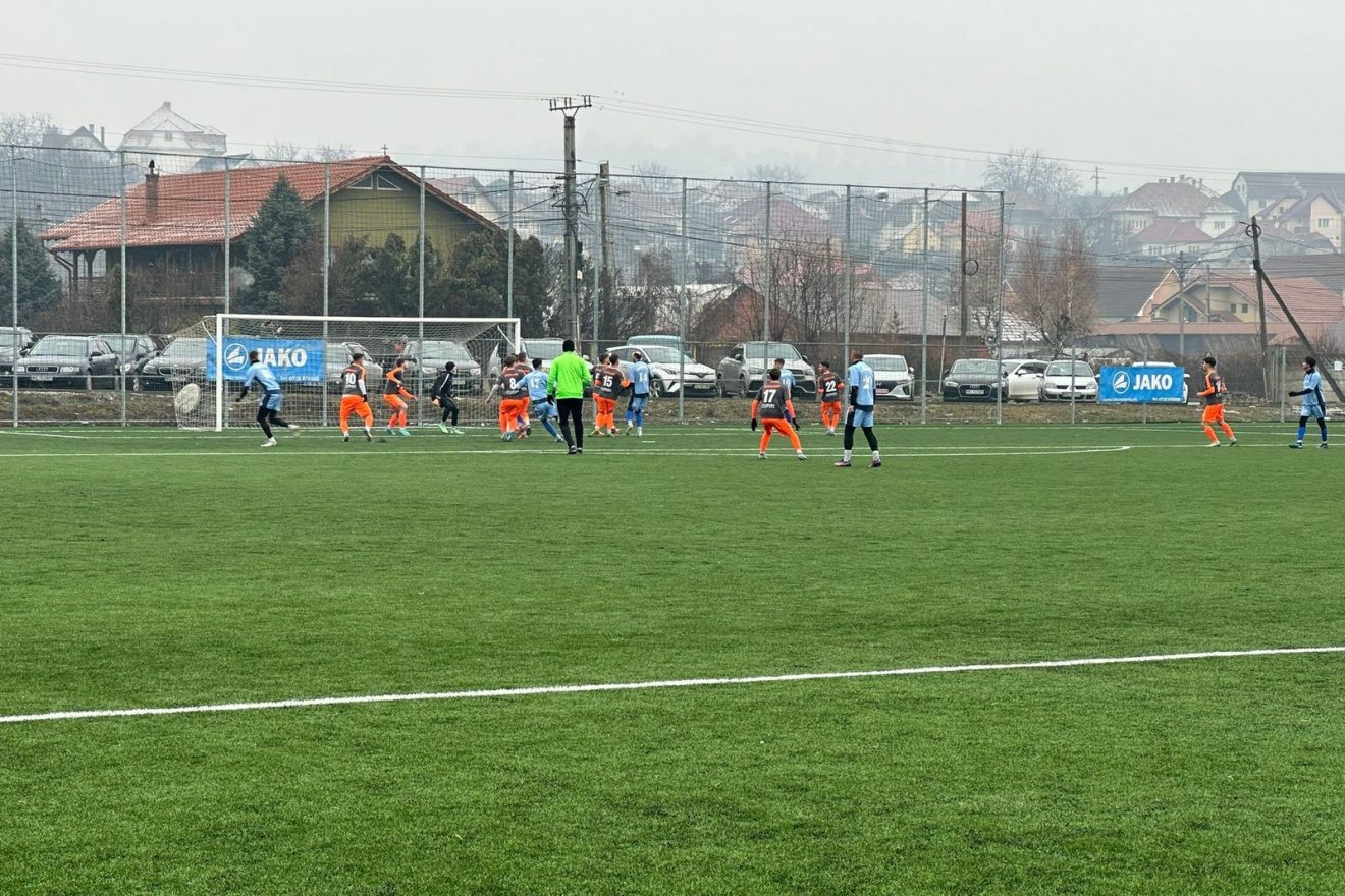 A szászrégeni műgyepes pályán játszottak •  Fotó: Facebook/Székelyudvarhelyi FC