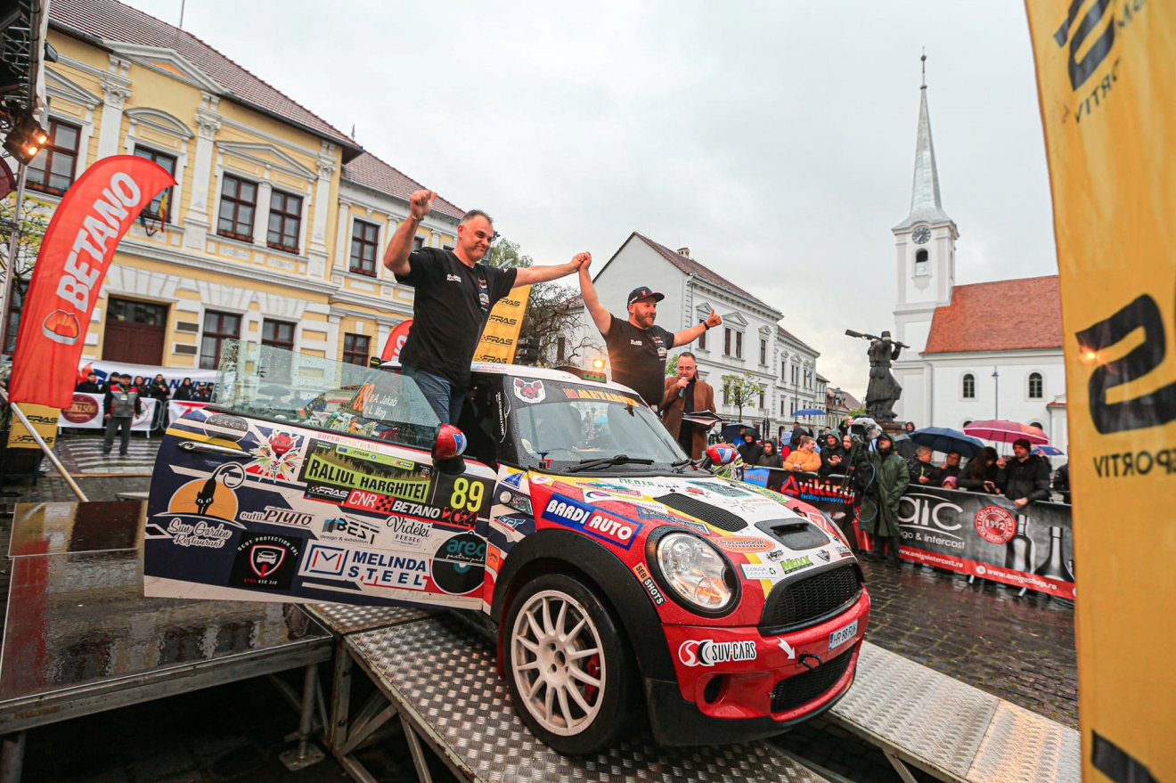 Jakab Attila és Mag Levente teljesen elégedettek magukkal, mert tudják, hogy nem reális a hatodik helyezés, sokkal előrébb kellett volna végezzenek •  Fotó: RallyPhoto Hunters