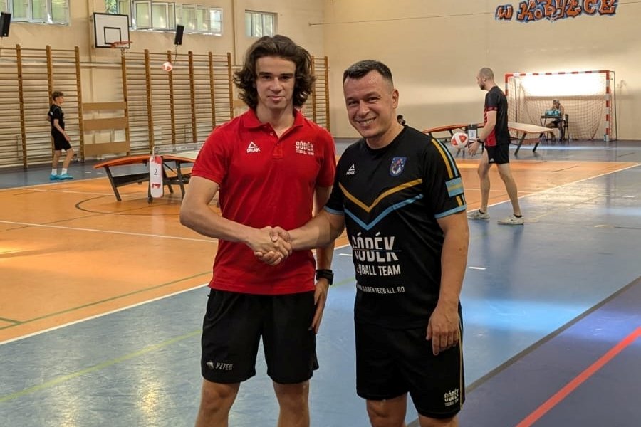 Az új igazolás, a lengyel Marek Pokwap és Ilyés Szabolcs, a Góbék Teqball Team klubvezetője •  Fotó: Facebook/Góbék Teqball Team