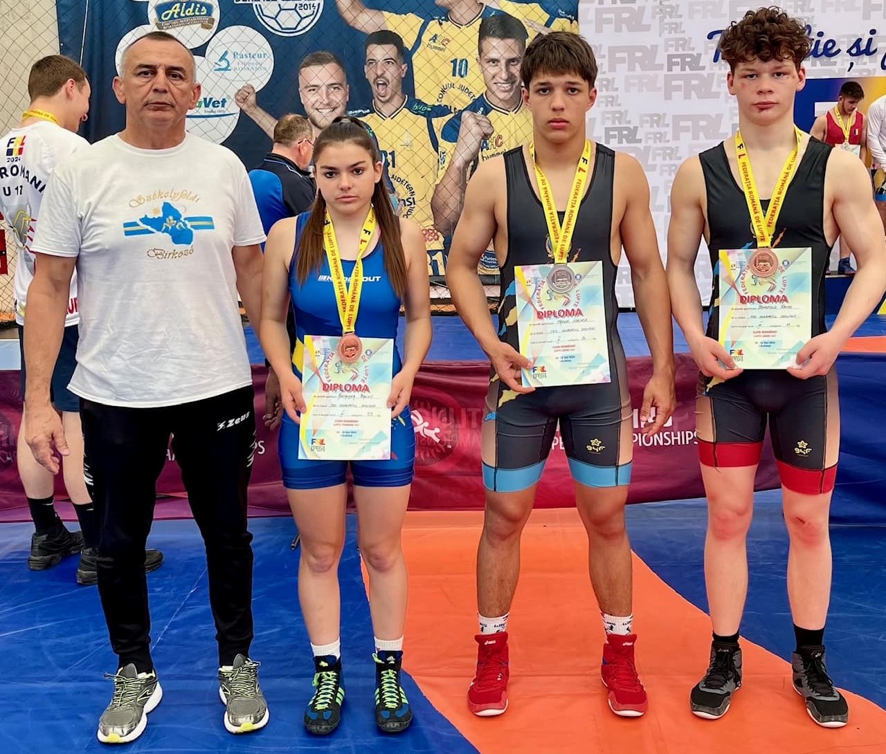 A Székelyudvarhelyi ISK érmes birkózói,  Bálint Alexandra, Lőrincz Magor és Kacsó Bendegúz, valamint Katona László edző •  Fotó: Facebook/Székelyudvarhelyi ISK-Birkózás