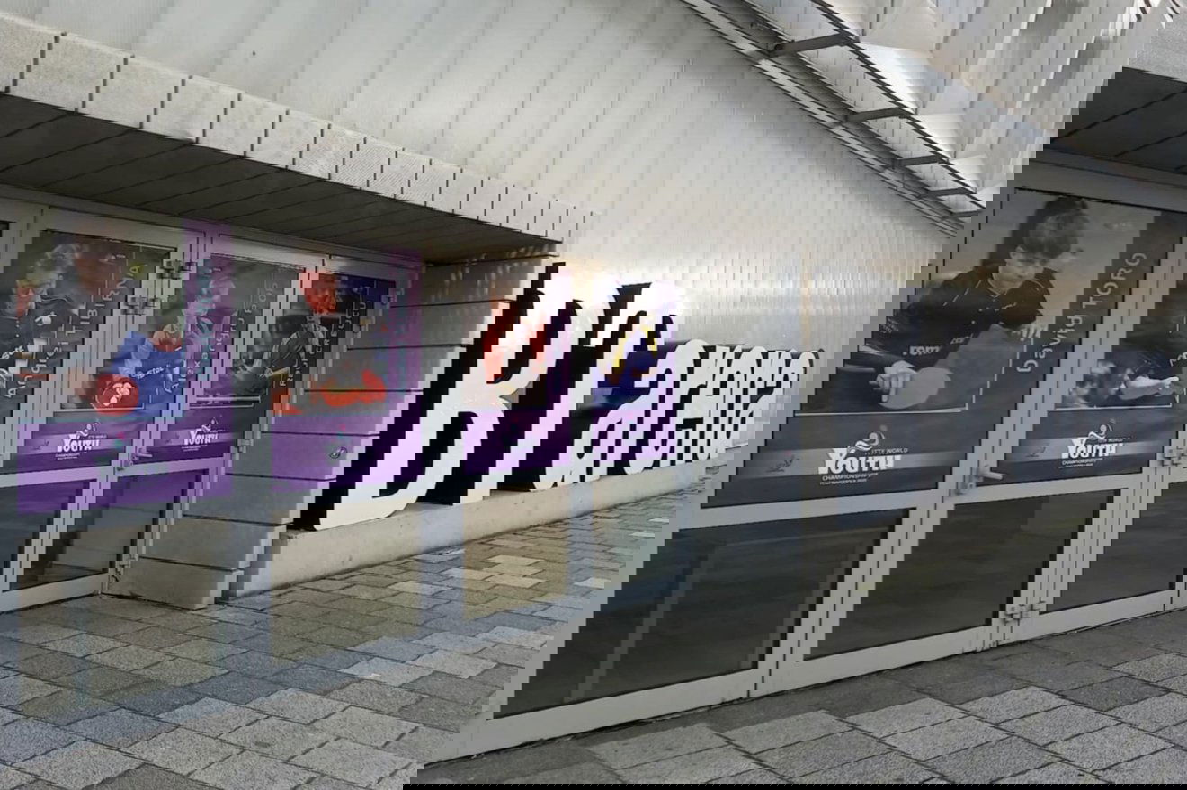 Ott van az ő fotója is a BT Aréna bejáratánál •  Fotó: Facebook/SzékelyudvarhelyiAsztaliteniszKlub