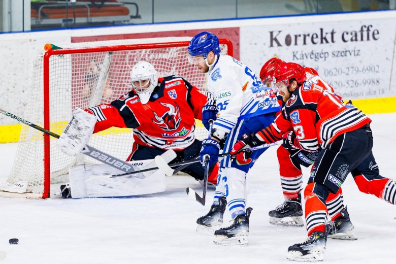 Zárt kapuk mögött játszanak a sereghajtóval a csíkszeredai hokisok