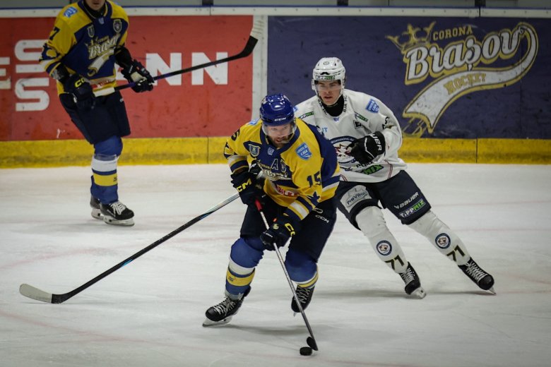 Gólzápor a középső harmadban, tapad a címvédőre a Corona