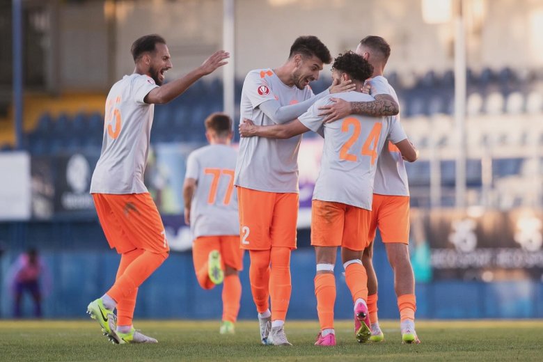 Saját csapatuk ellen fogadtak az élvonalbeli fociklub tagjai, megkapták büntetésüket