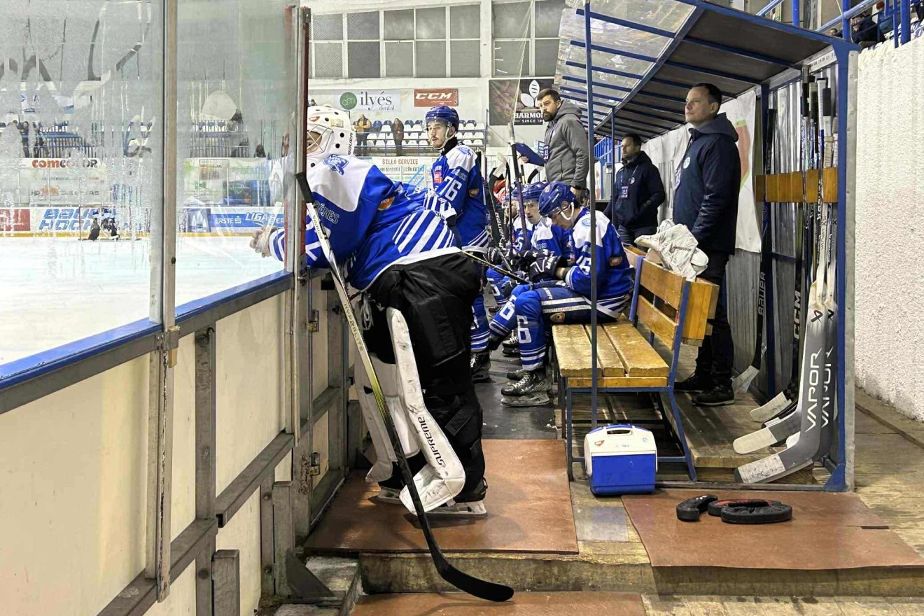 A Bukaresti Steaua elleni keddi mérkőzés elején már hiányzott a kispadról a lett edző •  Fotó: Borbély Fanni