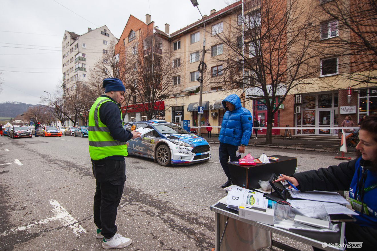 A verseny előtti adminisztráció gördülékenyen zajlik, miközben a háttérben már sorakoznak a versenyautók. •  Fotó: Csató Andrea