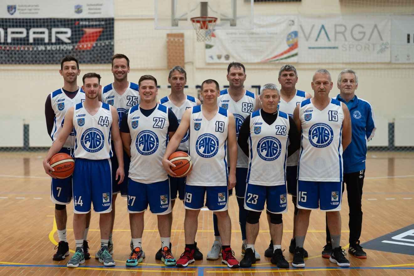 A székelyföldi kosárlabda-bajnokság aranyérmese, a Székelyudvarhelyi Ati HB •  Fotó: Dávid Attila
