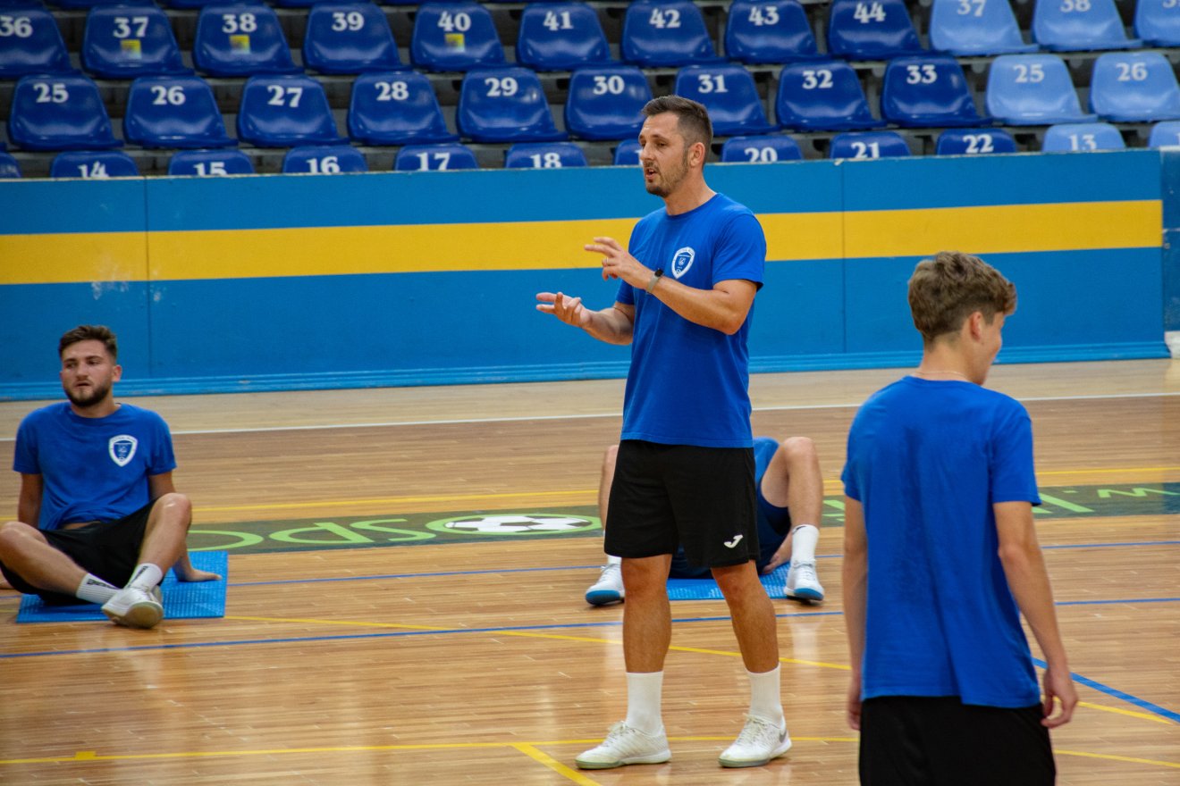 Tankó Levente segíti a vezetőedző munkáját 