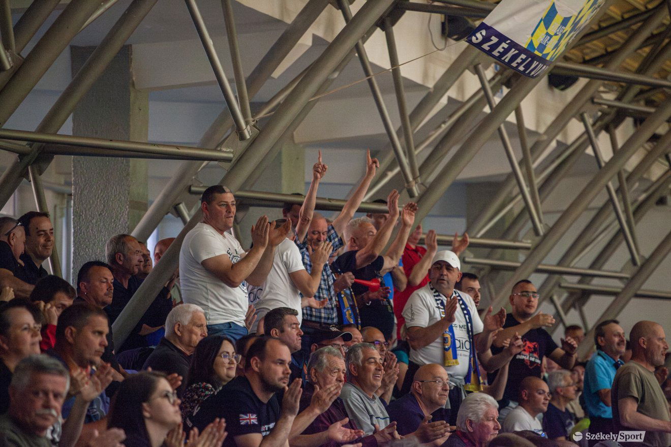 Az udvarhelyi szurkolók végig kiváló hangulatot teremtettek a sportcsarnokban •  Fotó: Csató Andrea