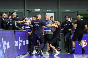 Jókora büntetést kapott a román szövetség a román–magyar meccsen kirobbant szurkolói botrány miatt