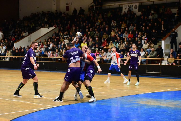 Megdöbbentő jelenet a Bölények Ligájában: a szövetségi kapitány megütötte saját játékosát (videóval)