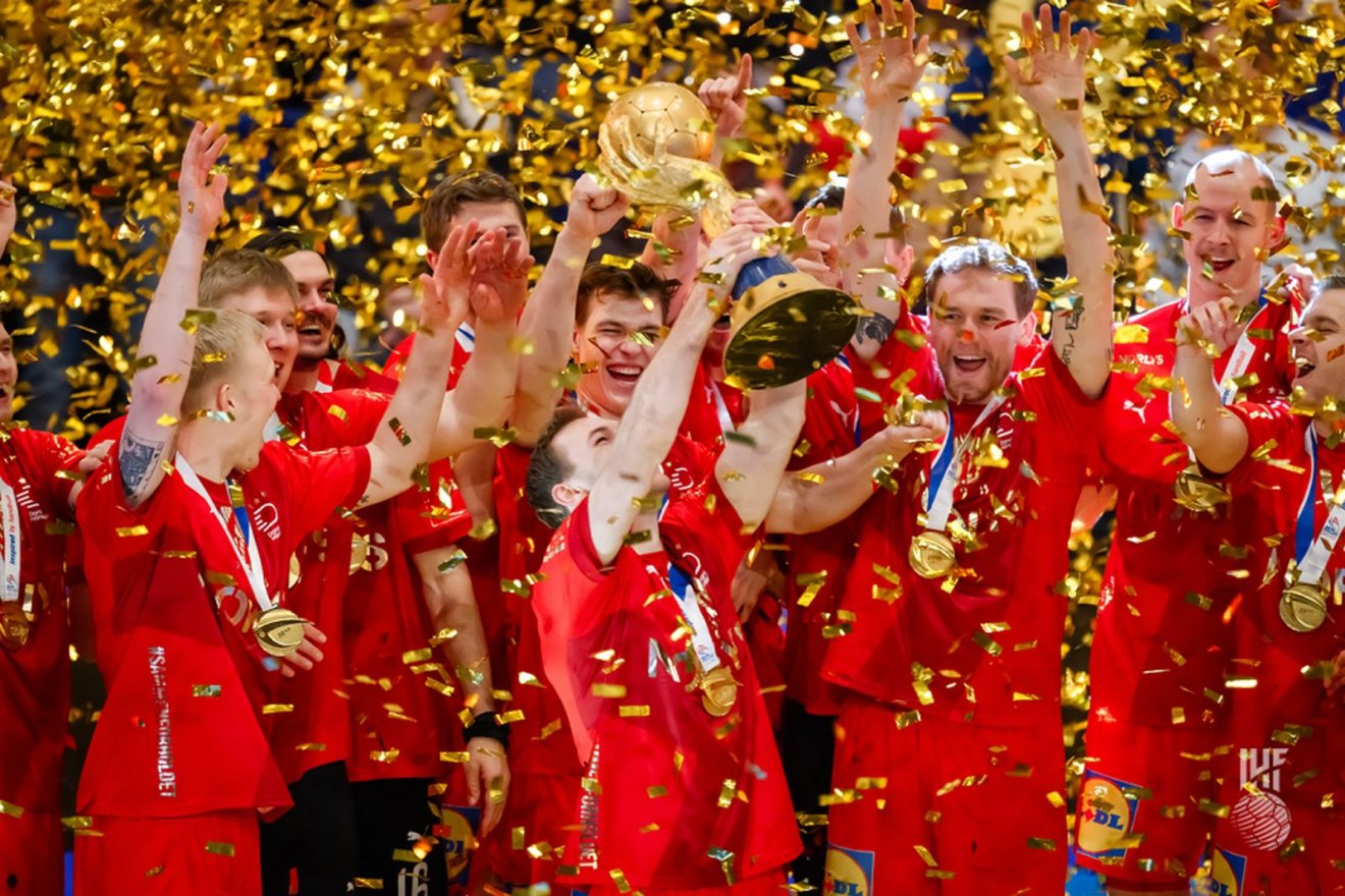 Megszokott kép a vébék végén •  Fotó: ihf.info