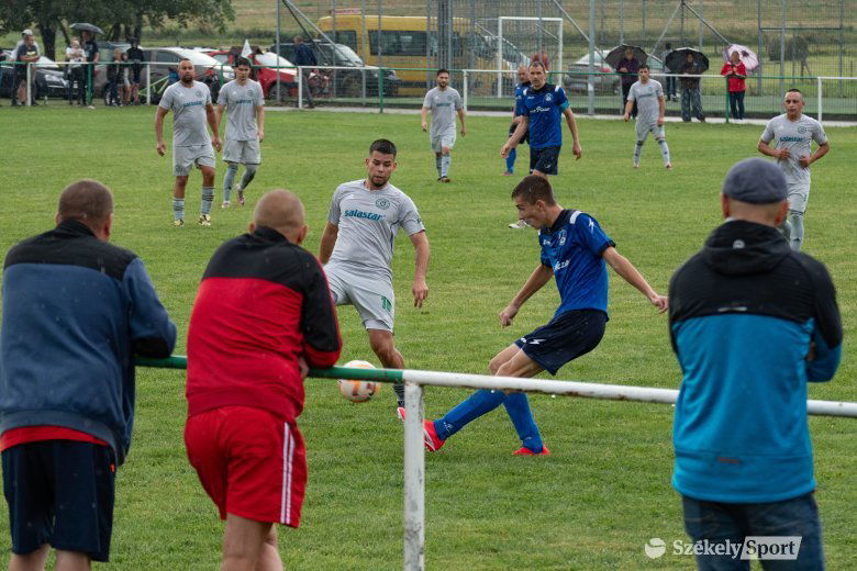 Ritka jelenet a megyei focibajnokságban, szurkolói busszal kísérik el a Szentegyházi Vasast