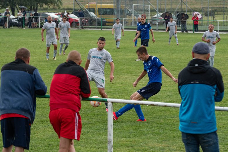 Ritka jelenet a megyei focibajnokságban, szurkolói busszal kísérik el a Szentegyházi Vasast