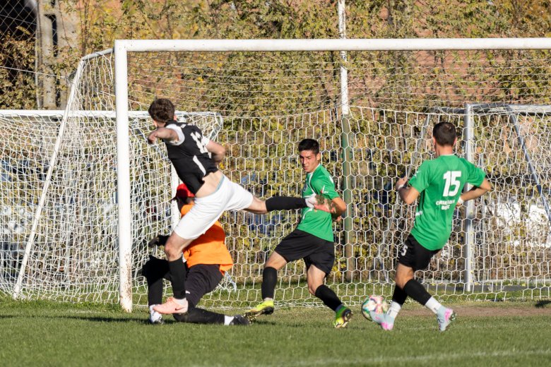 Tízgólos meccs Zetelakán, holtverseny a ranglista élén a Hargita megyei focibajnokságban