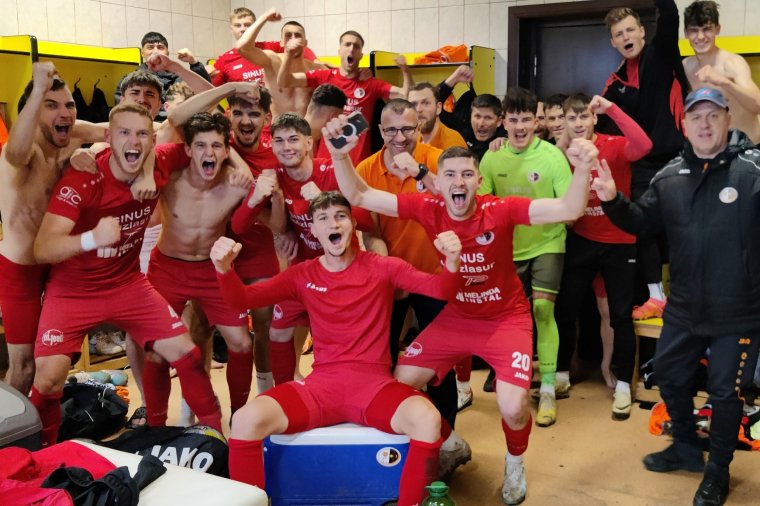 Áttörték a kerítést a brassói szurkolók, az öltözőbe menekültek a Székelyudvarhelyi FC játékosai (videóval)