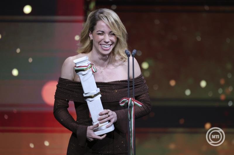 A nőknél a Párizsban szintén aranyérmes öttusázó Gulyás Michelle kapta az elismerést •  Fotó: MTI/Hegedüs Róbert