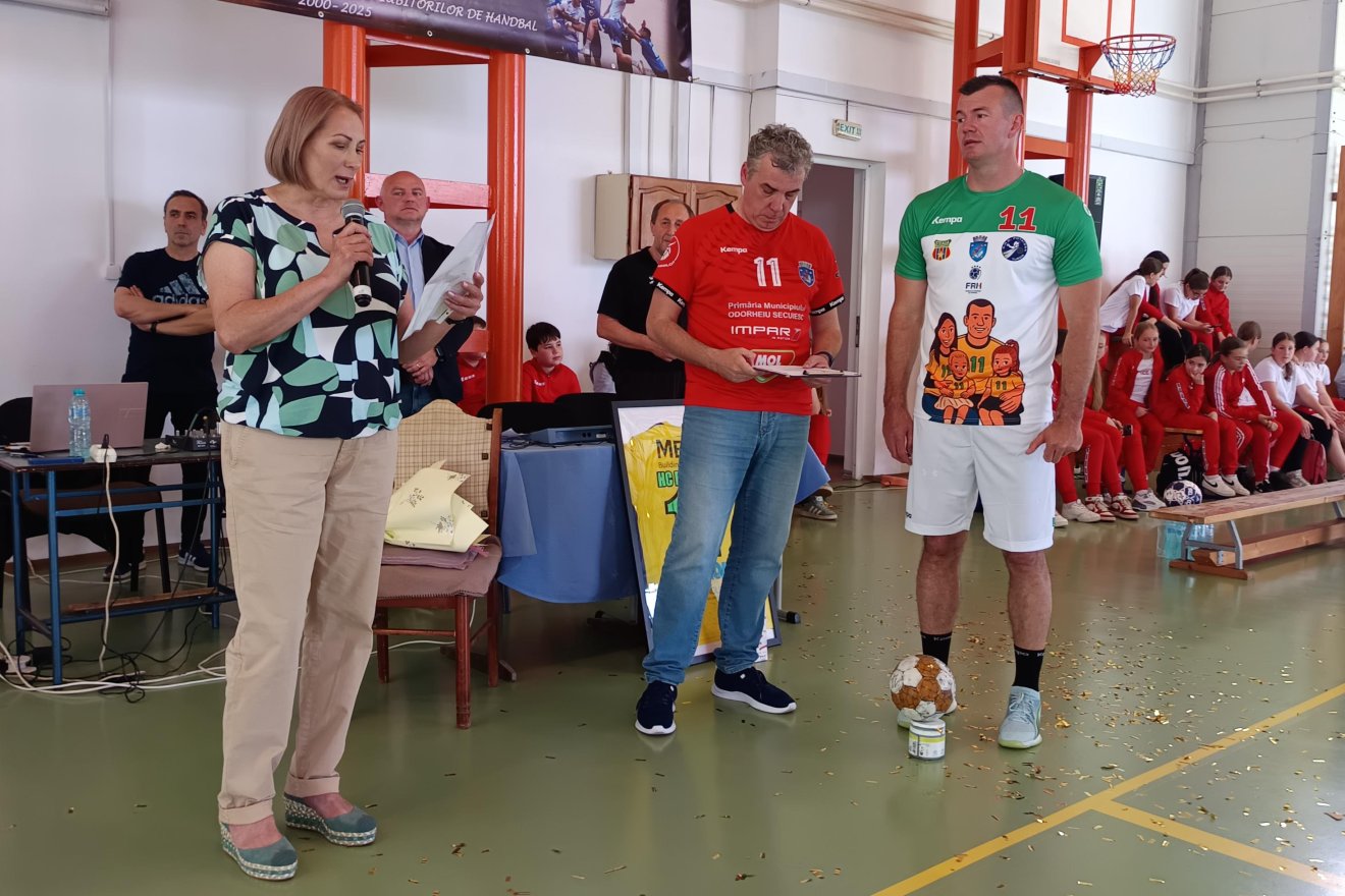A kisváros sporttermének nevét viselő,háromszoros vb-bronzérmes atléta, Kovács Ella  is gratulált a pályafutásához •  Fotó: Horváth Bálint Ottó