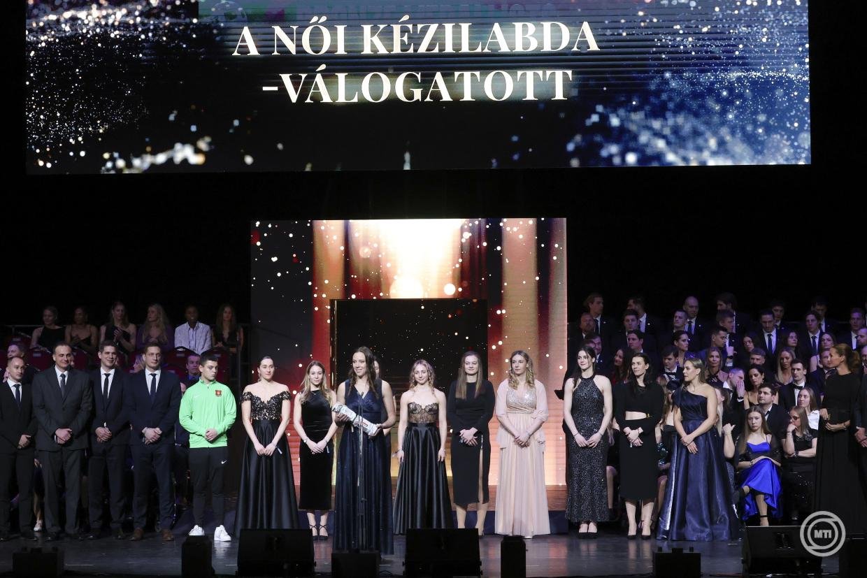 A hagyományos csapatsportokban az Európa-bajnoki bronzérmes, olimpiai hatodik női kézilabda-válogatott győzött •  Fotó: MTI/Hegedüs Róbert