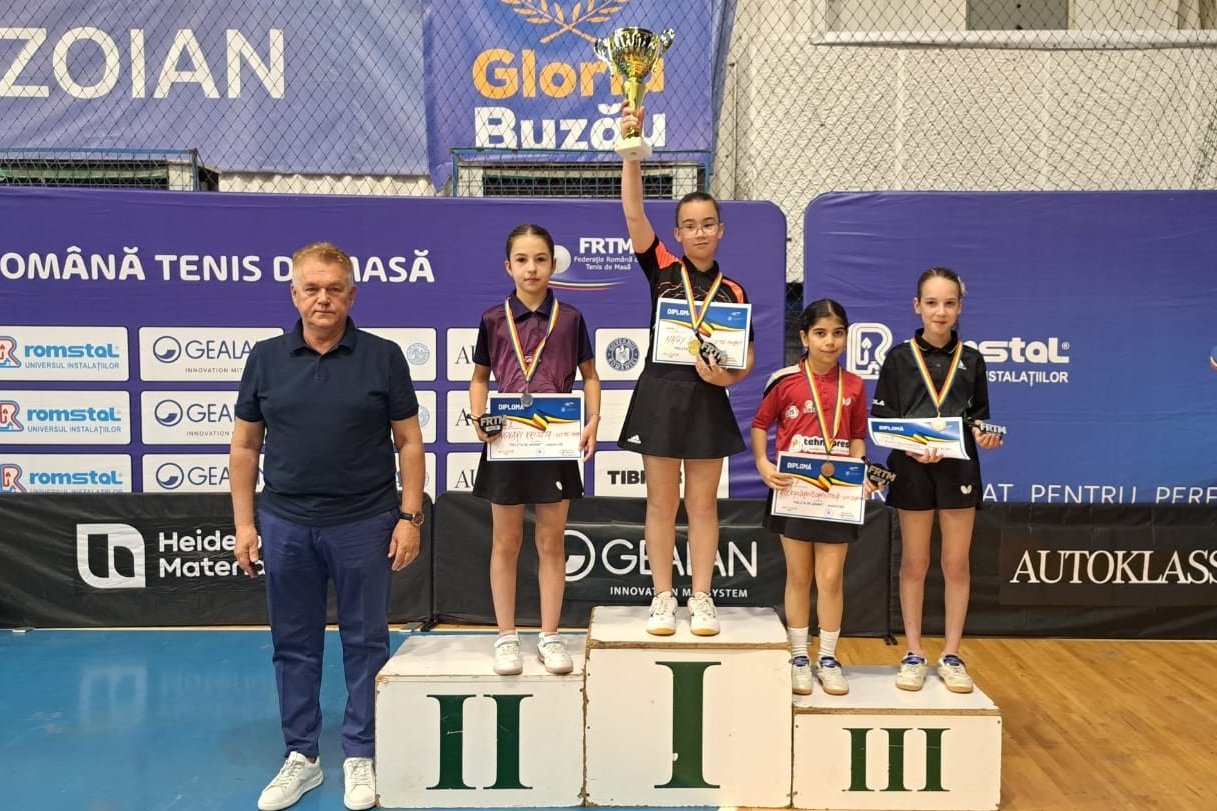 Nagy Dóra a dobogó legtetején •  Fotó: Facebook/Federatia Romana de Tenis de Masa