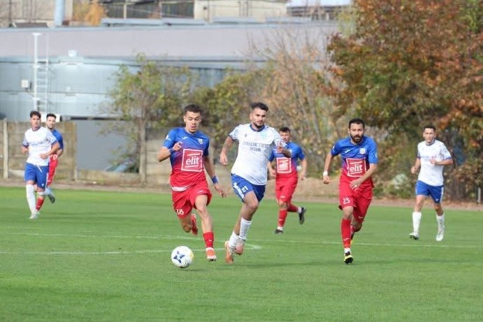Moldován Tamás (fehérben) a szászrégeni csapat egyik legmeghatározóbb játékosa &bullet;  Fotó: Sorin Giurca/Fan Metalurgistul