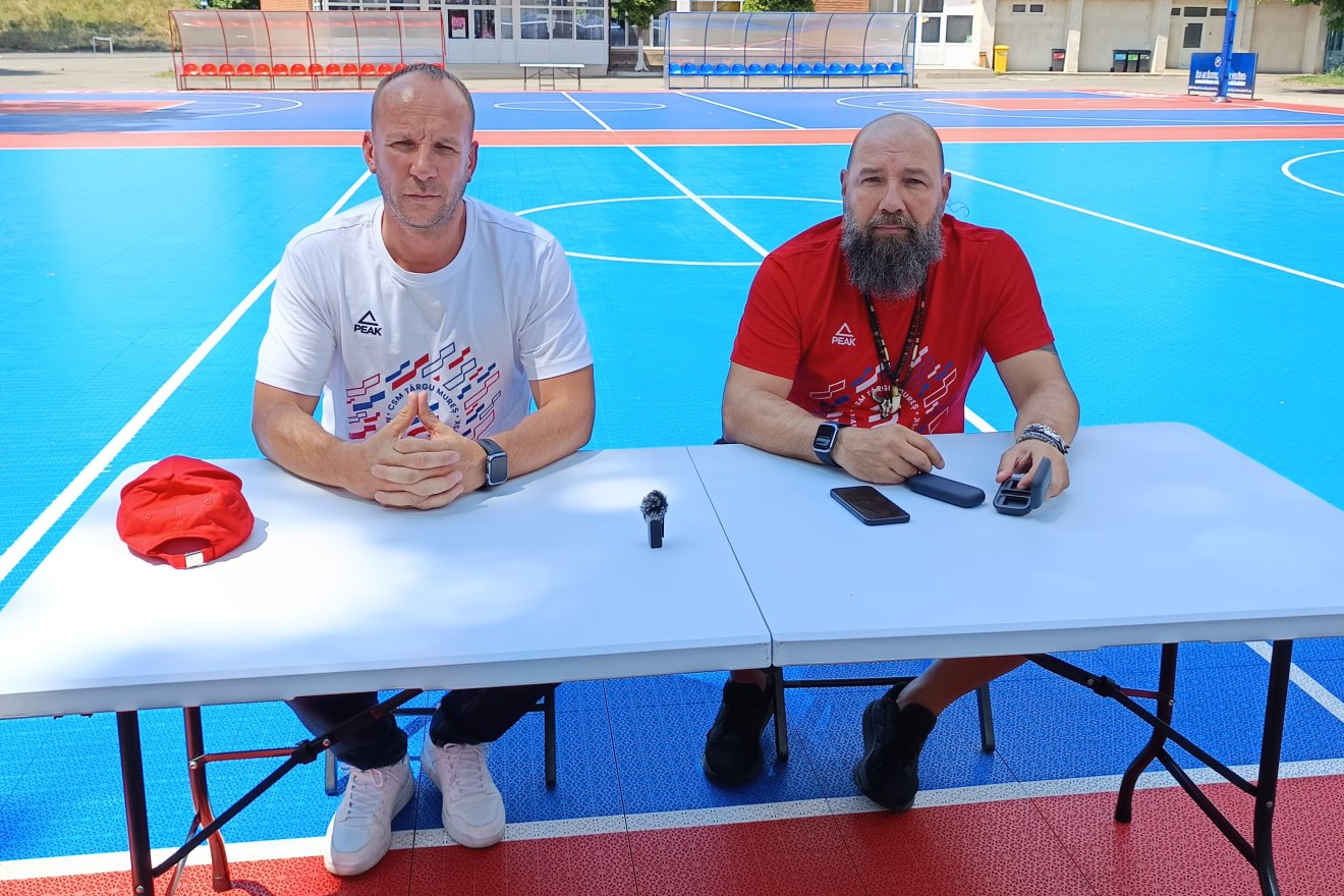 Szászgáspár Barnabás, a Marosvásárhelyi VSK igazgatója és Kádár Zoltán, a Mures Hoops Legacy egyesület vezetője •  Fotó: Horváth Bálint Ottó