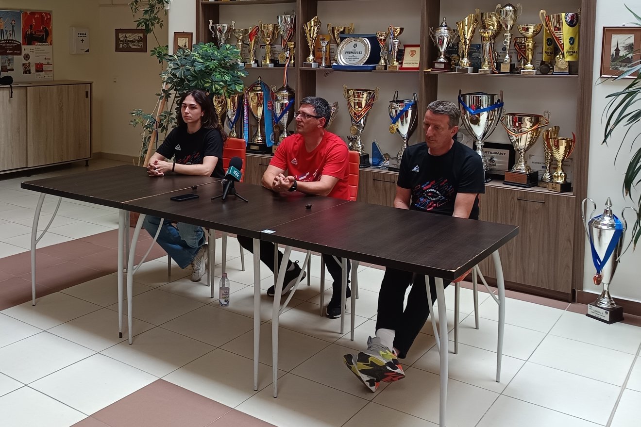 A leendő csapatkapitány, Monica Bărăbaș, valamint Laurențiu Pop vezetőedző és Daniel Pop másodedző •  Fotó: Horváth Bálint Ottó